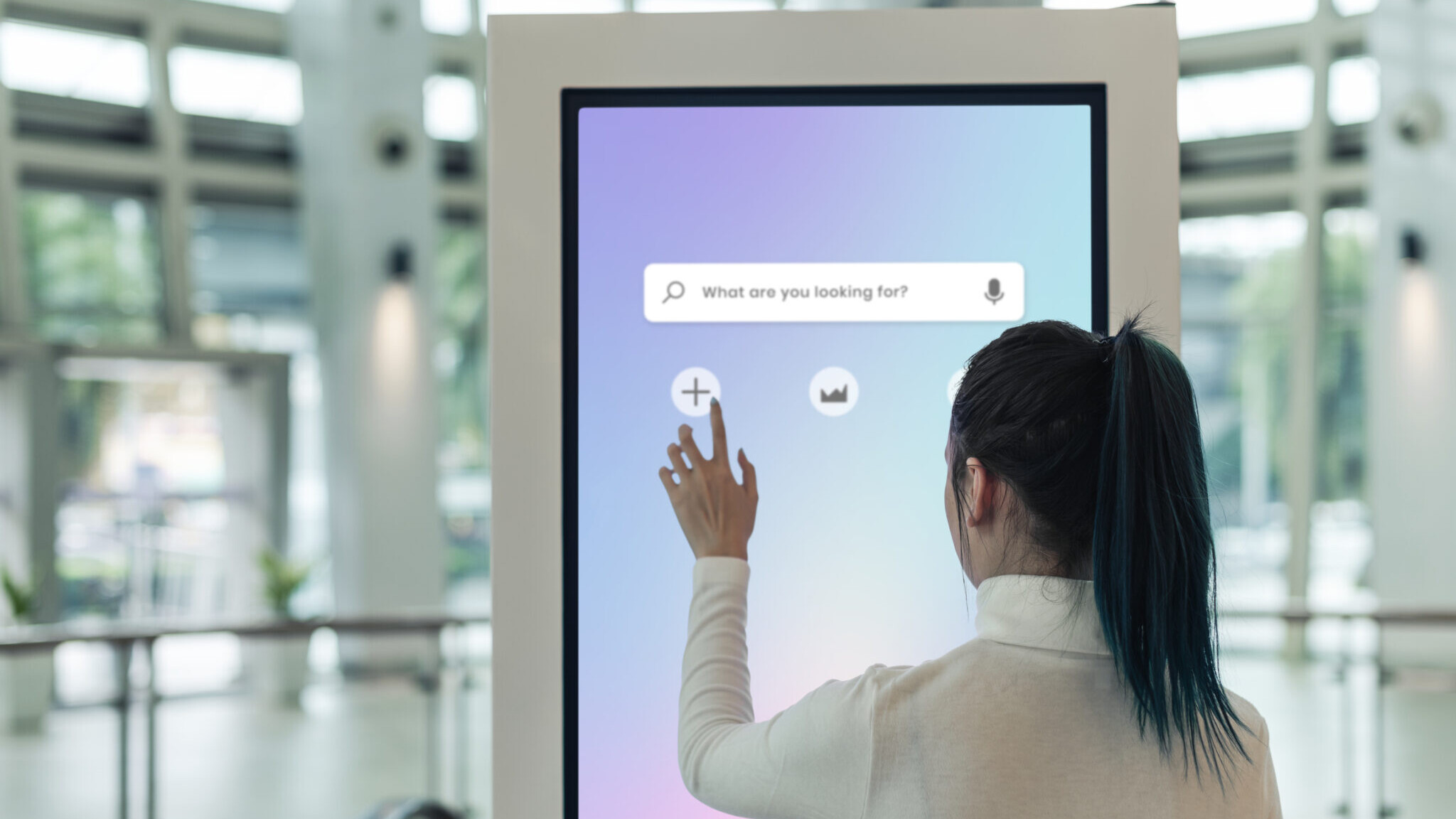 Borne interactive et écran PLV digitale améliorant l’expérience client