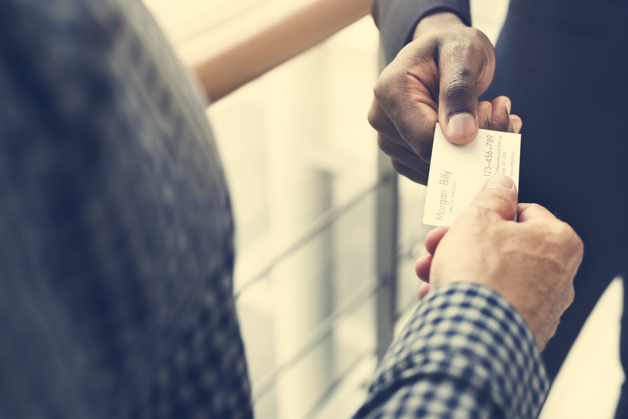 Carte-de-visite-avec-typographie-trop-petite-et-difficile-a-lire