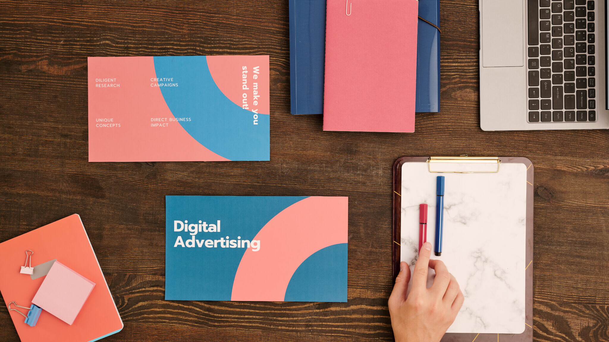 Comparaison-visuelle-entre-flyer-depliant-et-brochure-pour-la-communication-dentreprise