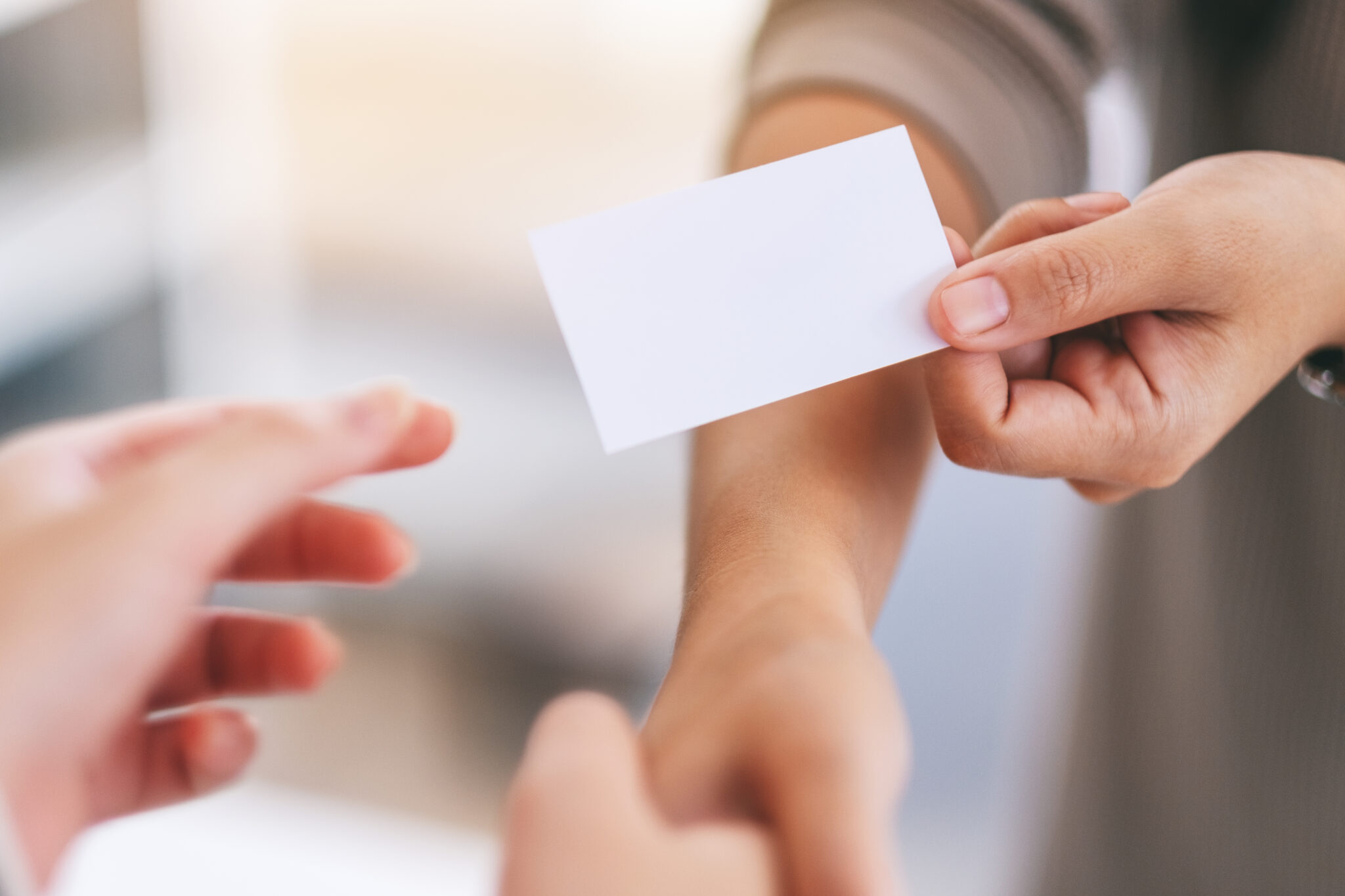 Comparatif-entre-carte-de-visite-imprimee-sur-papier-fin-et-papier-epais-premium