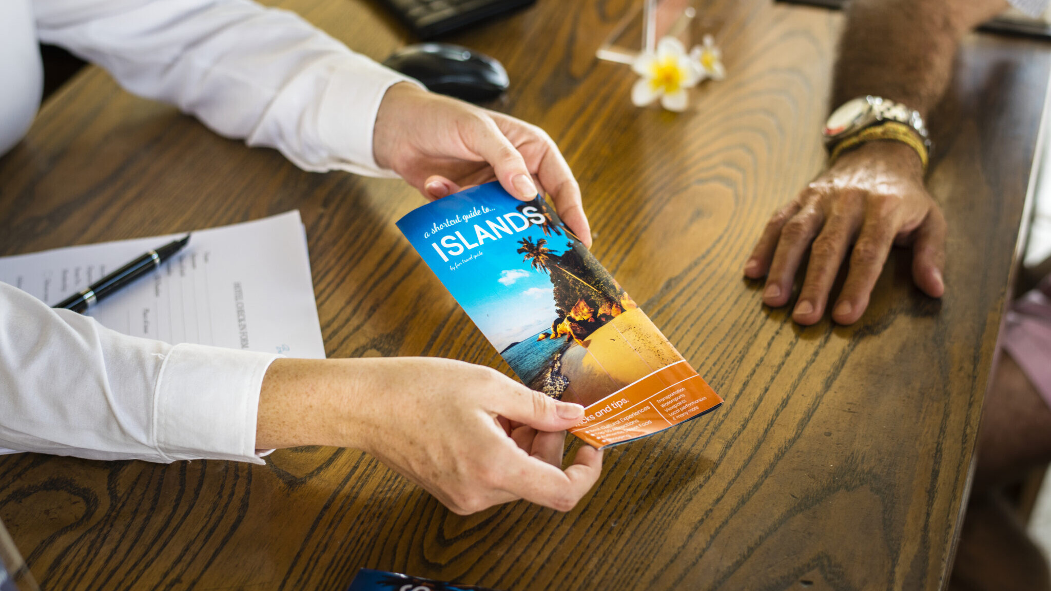 Depliant-professionnel-trois-volets-presentant-une-gamme-de-services-en-entreprise