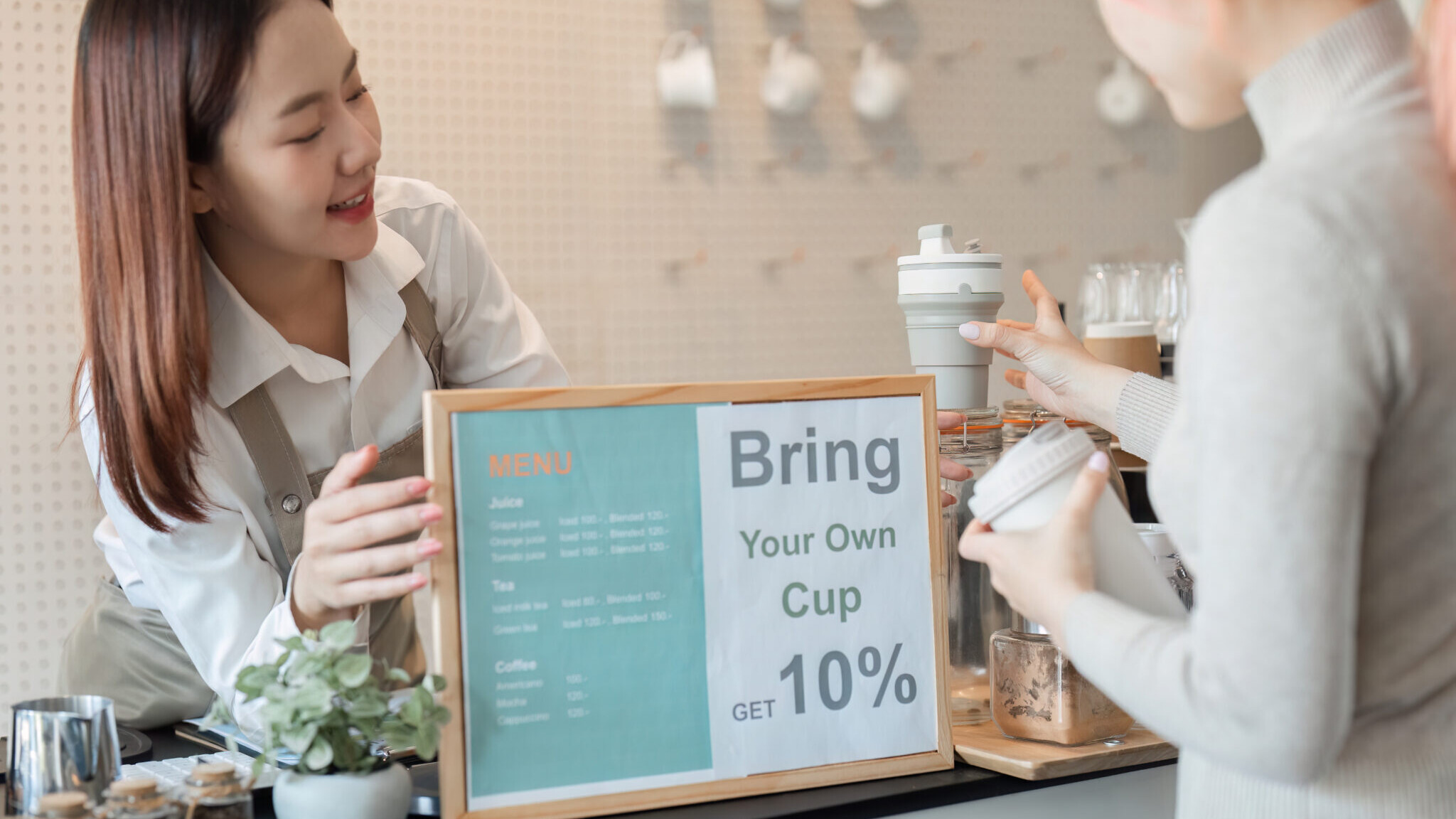 Exemples de PLV permanente, événementielle et digitale dans un point de vente