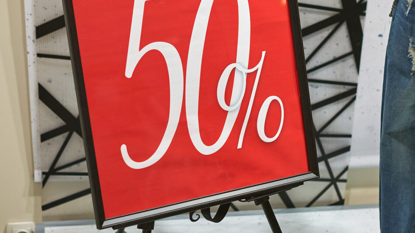 Totem PLV installé dans un magasin pour attirer l’attention des clients